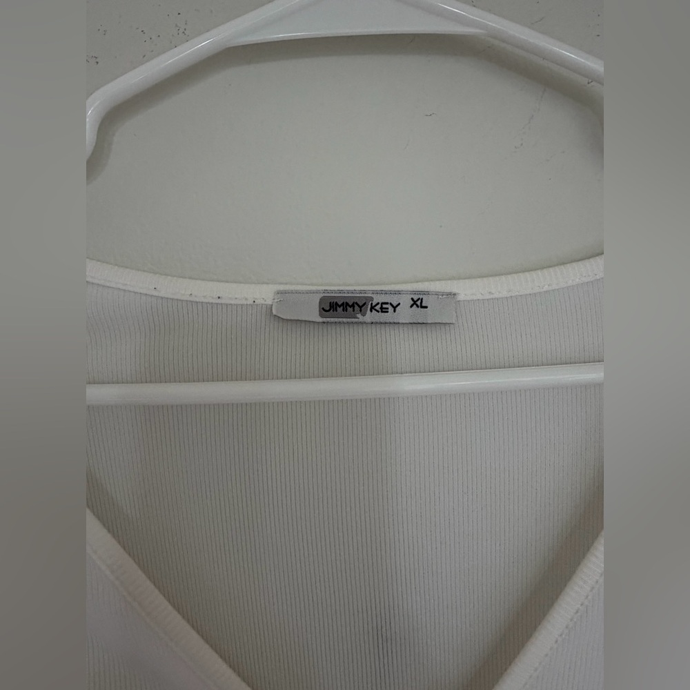 Elegant White V-Neck Women's Top - Picture 4 of 7